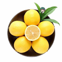 新鲜泡水黄柠檬