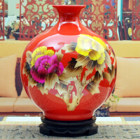 中国红瓷瓶