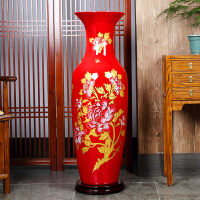红色瓷花瓶