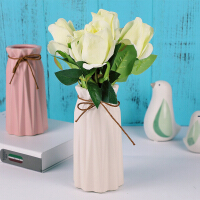 白色小花瓶