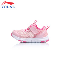 女童白粉红运动鞋